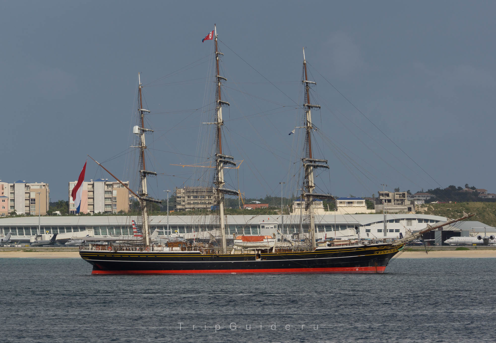 Клипер «Stad Amsterdam» («Город Амстердам») сочетает классический внешний вид, но построен из стали с применением современных технологий в 2000 г.
